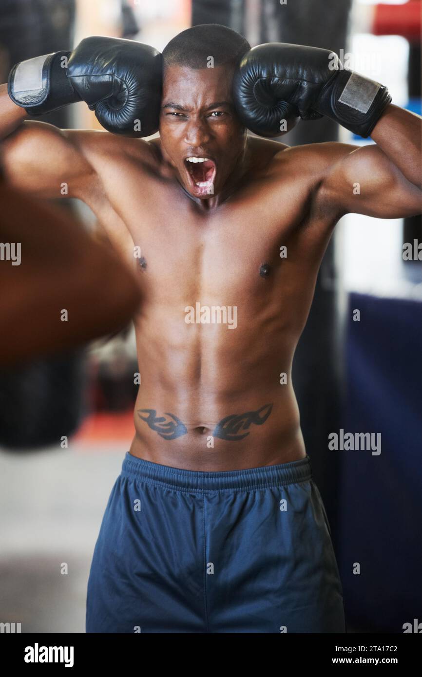 Boxe, gants et portrait d'homme noir criant dans la salle de gym avec remise en forme, puissance et défi d'entraînement. Corps fort, muscle et boxer en club, athlète Banque D'Images