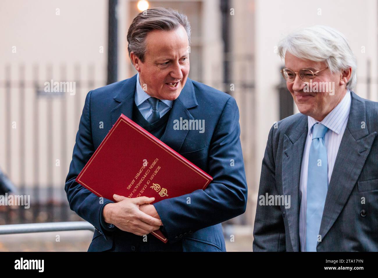 Downing Street, Londres, Royaume-Uni. 28 novembre 2023. Le ministre des Affaires étrangères, Lord David Cameron, et Andrew Mitchell, député, ministre d'État (ministre du développement) au Foreign, Commonwealth and Development Office, assistent à la réunion hebdomadaire du Cabinet au 10 Downing Street. Photo par Amanda Rose/Alamy Live News Banque D'Images