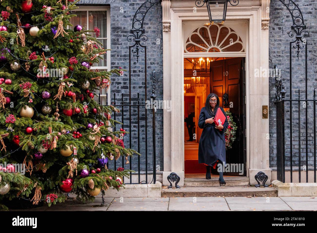 Downing Street, Londres, Royaume-Uni. 28 novembre 2023. Kemi Badenoch, député, secrétaire d'État aux affaires et au commerce et présidente du Board of Trade et ministre des femmes et de l'égalité, assiste à la réunion hebdomadaire du Cabinet au 10 Downing Street. Photo par Amanda Rose/Alamy Live News Banque D'Images