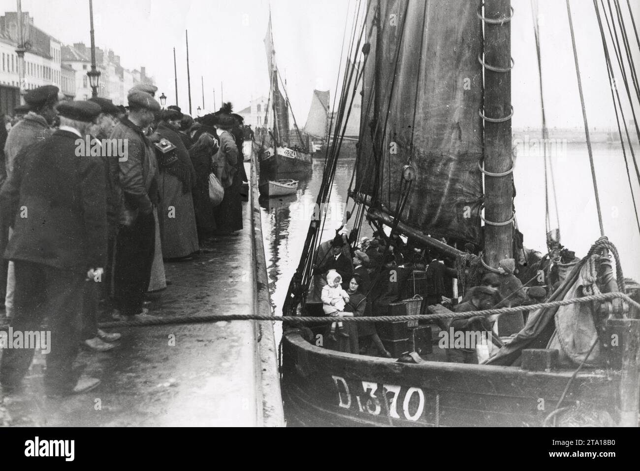 WW1 première Guerre mondiale - départ des réfugiés dans un chalutier, Ostende, Belgique Banque D'Images