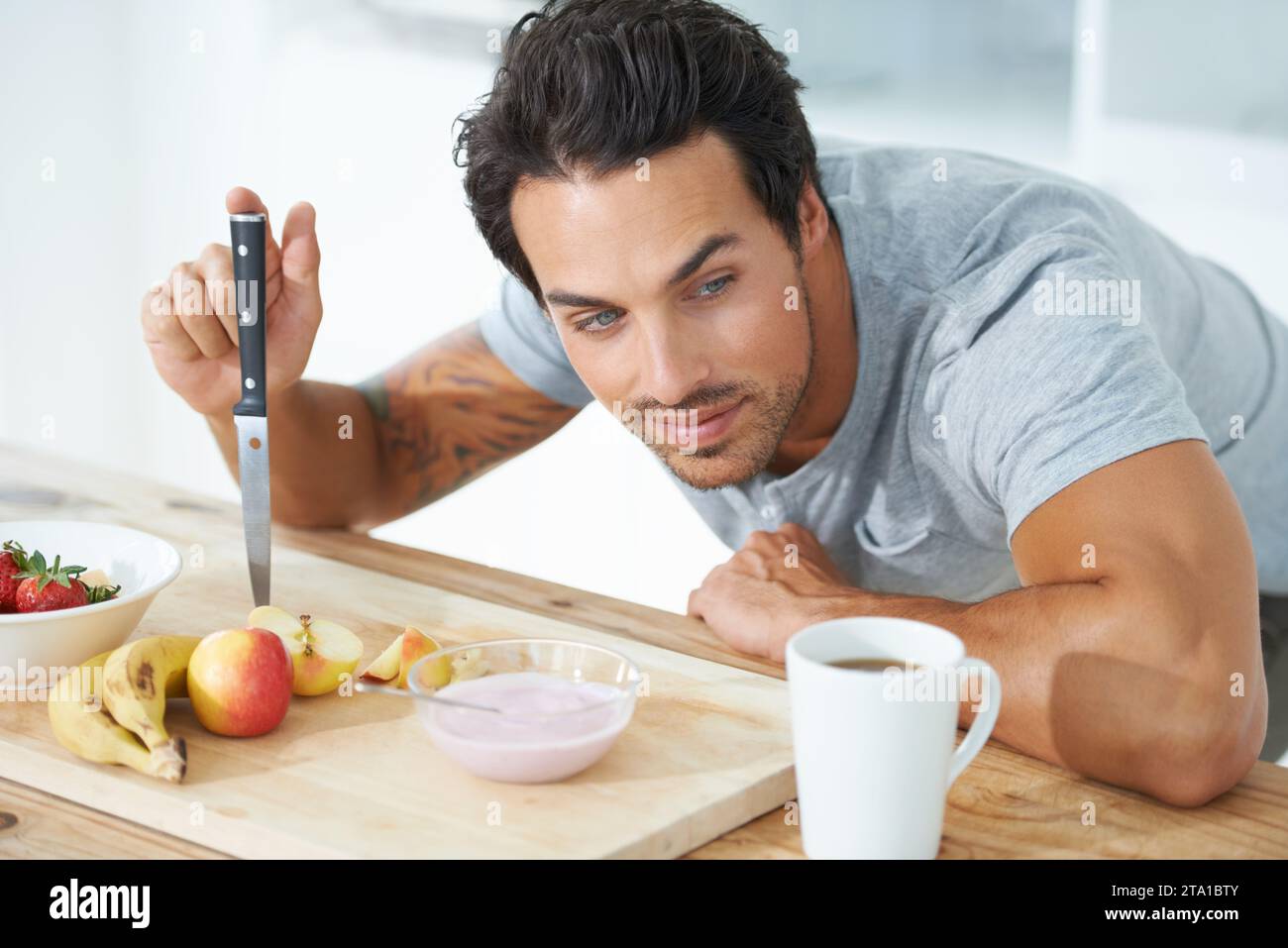 Homme, fruits et pensée pour le petit déjeuner du matin régime alimentaire ou nutrition santé, manger vitalité ou banane pour les protéines. Homme, yogourt et détox de pomme Banque D'Images