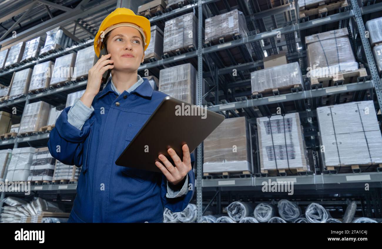 Gestionnaire d'entrepôt féminin avec tablette numérique. Banque D'Images