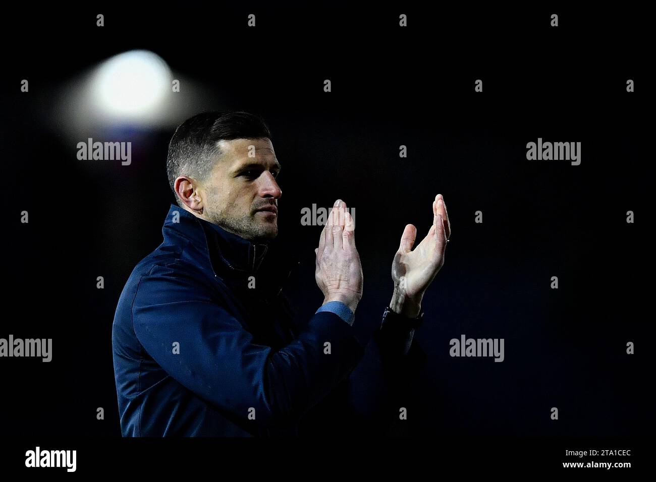 Le Manager de Portsmouth, John Mousinho, applaudit les fans de son équipe à plein temps - Portsmouth v Blackpool, Sky Bet League One, Fratton Park, Portsmouth, Royaume-Uni - 25 novembre 2023 usage éditorial uniquement - des restrictions de DataCo s'appliquent Banque D'Images