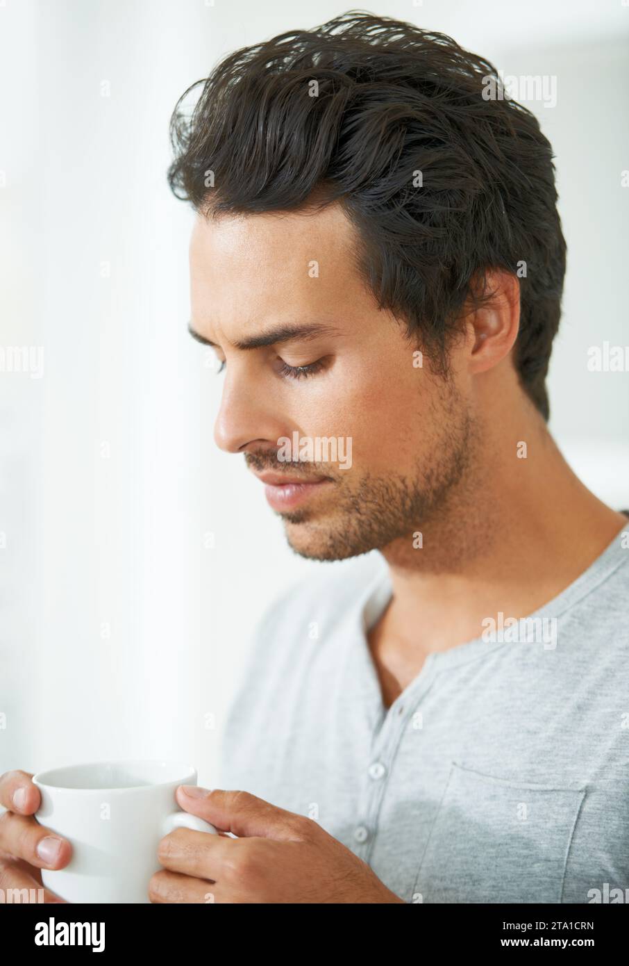 Homme, café et penser pour boire le matin à la maison pour le petit déjeuner de réveil, des idées ou dormir rêverie. Personne masculine, thé ou tasse pour la caféine ou chaud Banque D'Images