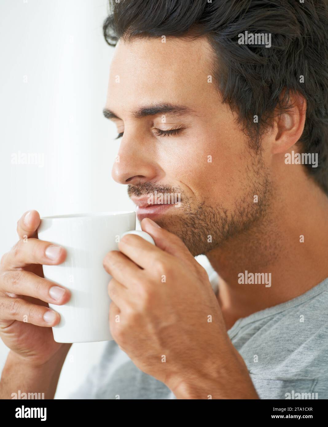 Homme, café et odeur pour le matin heureux ou boisson de petit déjeuner, froid calme le week-end paresseux. Personne masculine, mug et tasse à latte caféine pour la paix Banque D'Images