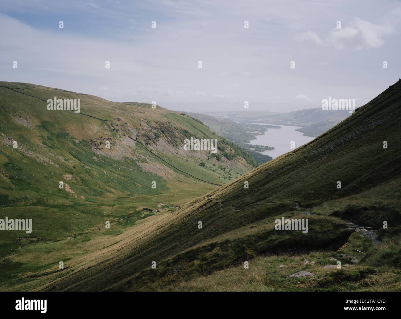 Vue sur Glencoyne, une vallée dans les Fells de l'est. Ullswater clairement visible au loin. Lake District National Park, Cumbria Banque D'Images