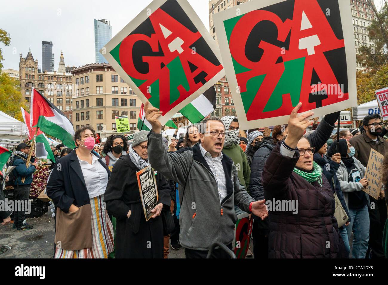 Les partisans de la Palestine se rassemblent et défilent depuis Union Square à New York le mercredi 22 novembre 2023. (© Richard B. Levine) Banque D'Images