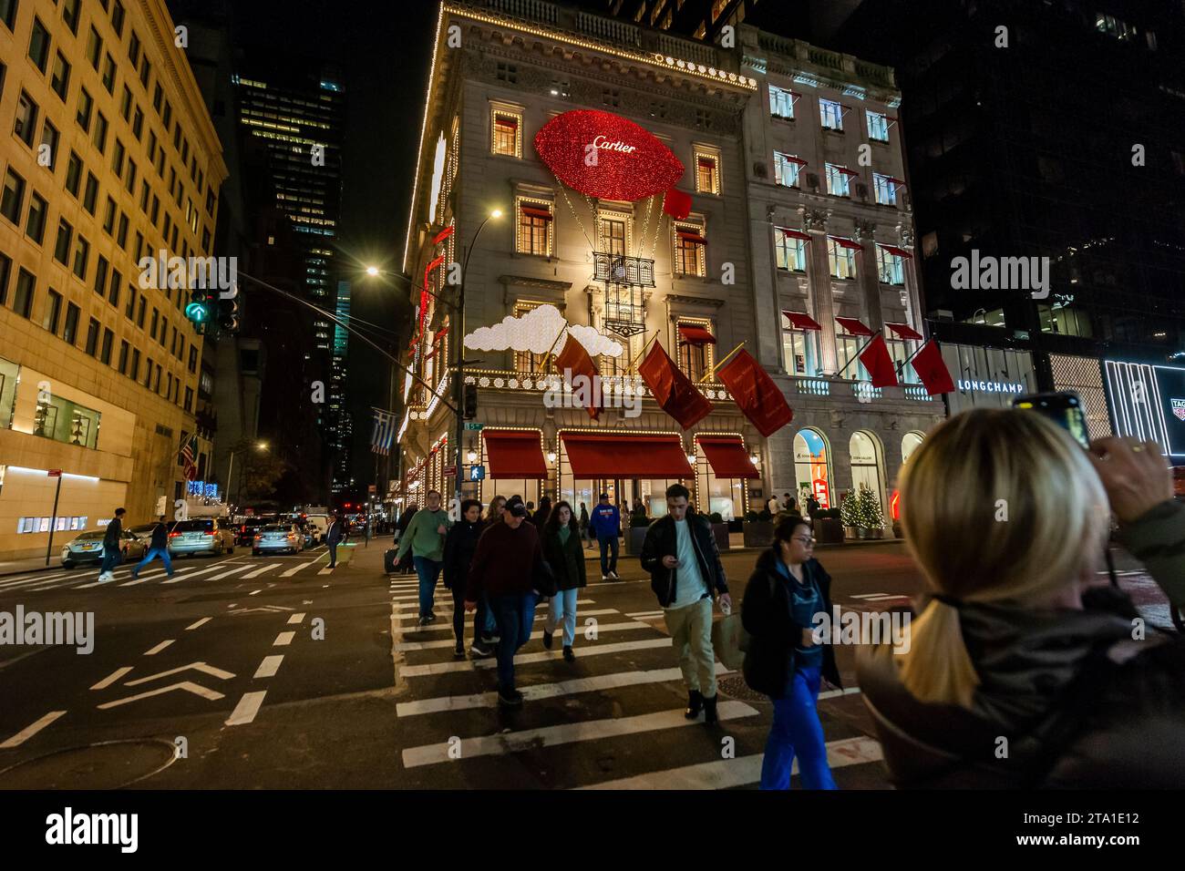 Le Cartier Mansion sur la Cinquième Avenue à Midtown Manhattan est entièrement aménagé pour Noël, à New York, le mercredi 22 novembre 2023. (© Richard B. Levine) Banque D'Images