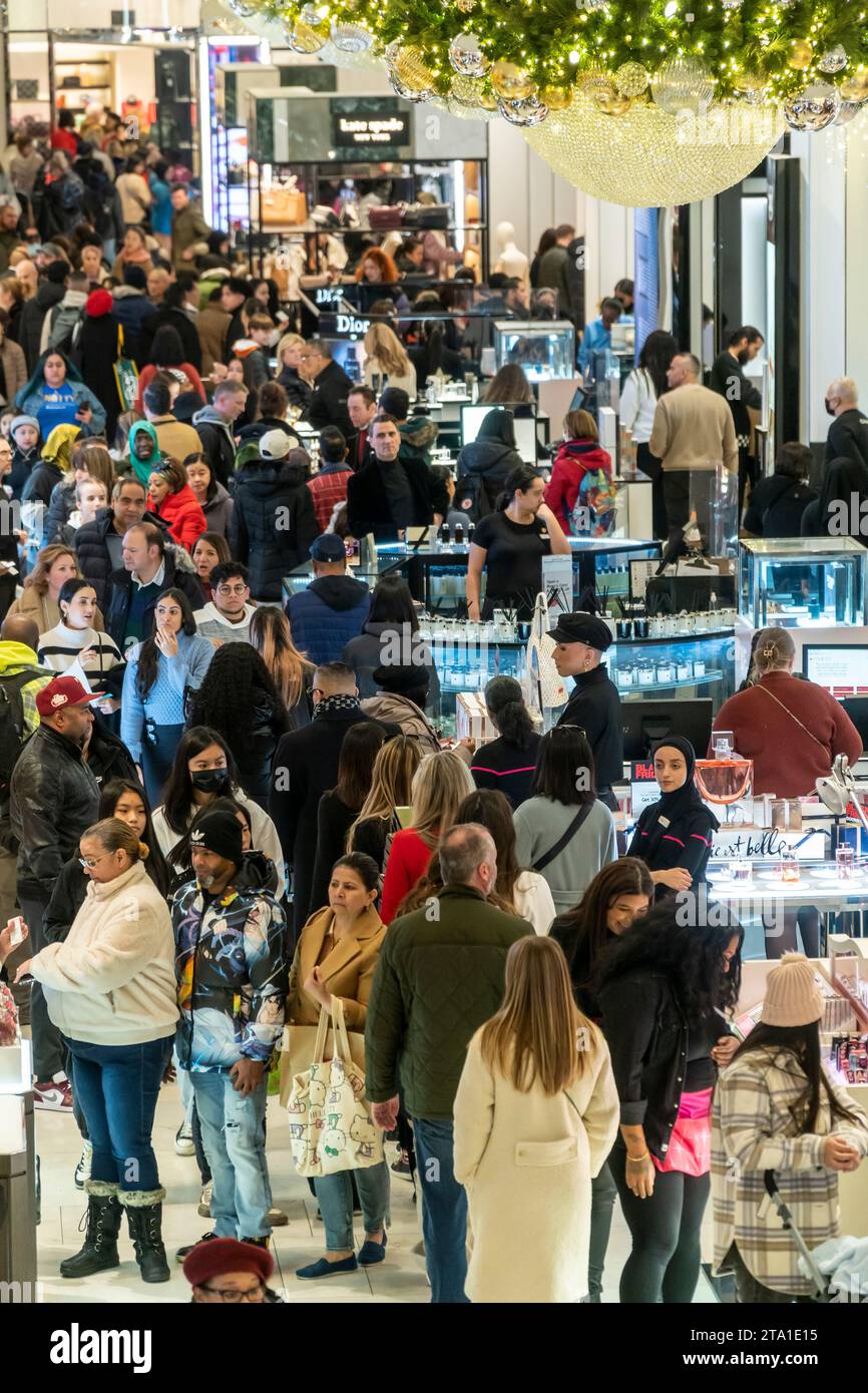 Des hordes de consommateurs envahissent le magasin phare Macy's Herald Square à New York désireux de magasiner le lendemain de Thanksgiving, le Black Friday, le 24 novembre 2023 la National Retail Federation prévoit que 182 millions de personnes feront leurs achats au cours du week-end du Black Friday, en personne et en ligne, culminant avec le Cyber Monday. (© Richard B. Levine) Banque D'Images