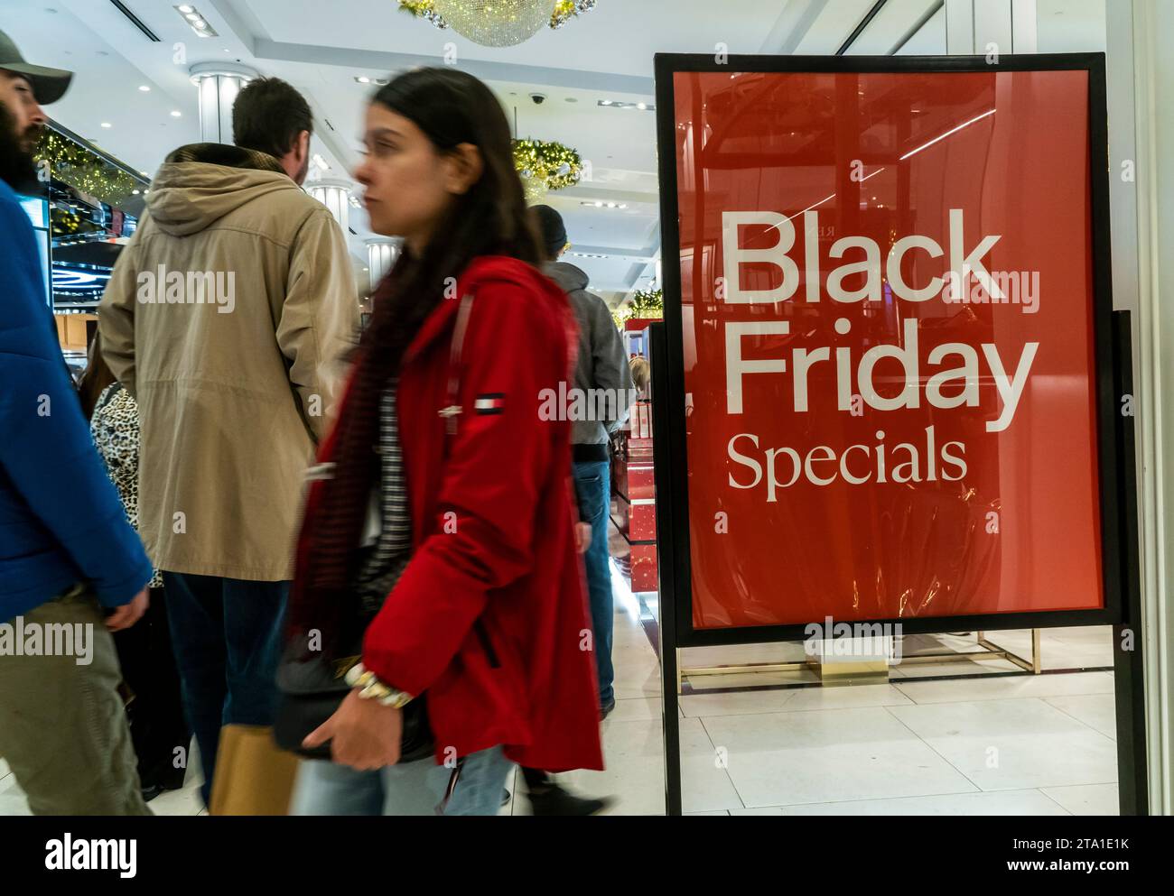 Des hordes de consommateurs envahissent le magasin phare Macy's Herald Square à New York désireux de magasiner le lendemain de Thanksgiving, le Black Friday, le 24 novembre 2023 la National Retail Federation prévoit que 182 millions de personnes feront leurs achats au cours du week-end du Black Friday, en personne et en ligne, culminant avec le Cyber Monday. (© Richard B. Levine) Banque D'Images