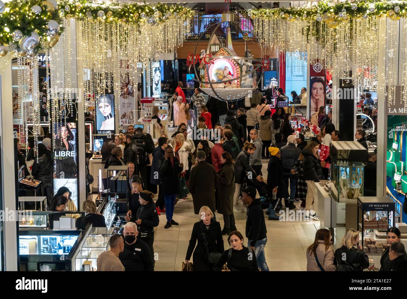 Des hordes de consommateurs envahissent le magasin phare Macy's Herald Square à New York désireux de magasiner le lendemain de Thanksgiving, le Black Friday, le 24 novembre 2023 la National Retail Federation prévoit que 182 millions de personnes feront leurs achats au cours du week-end du Black Friday, en personne et en ligne, culminant avec le Cyber Monday. (© Richard B. Levine) Banque D'Images