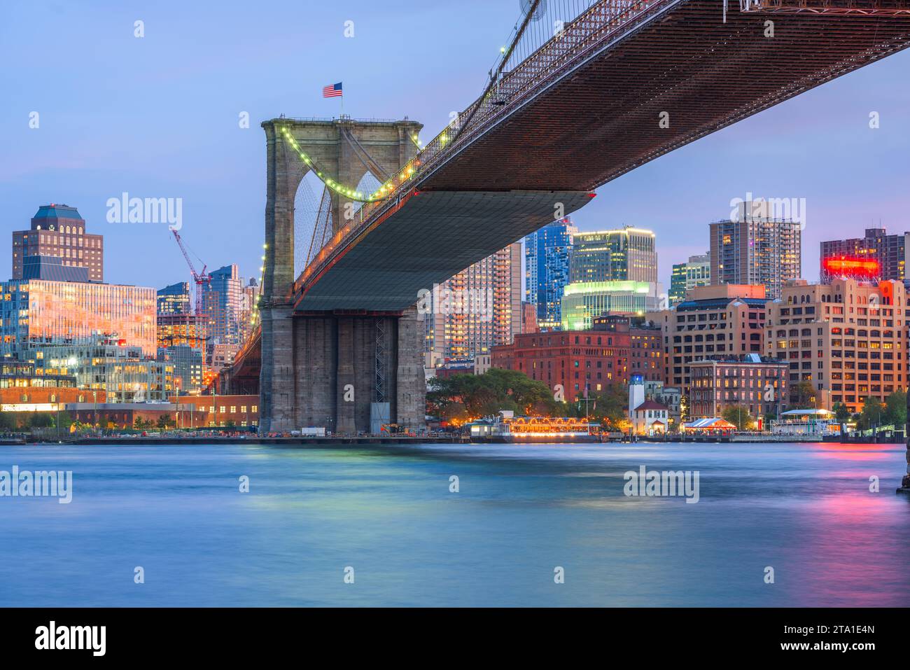Pont de Brooklyn, New York City, États-Unis s'étendant vers Brooklyn sur l'East River au crépuscule. Banque D'Images