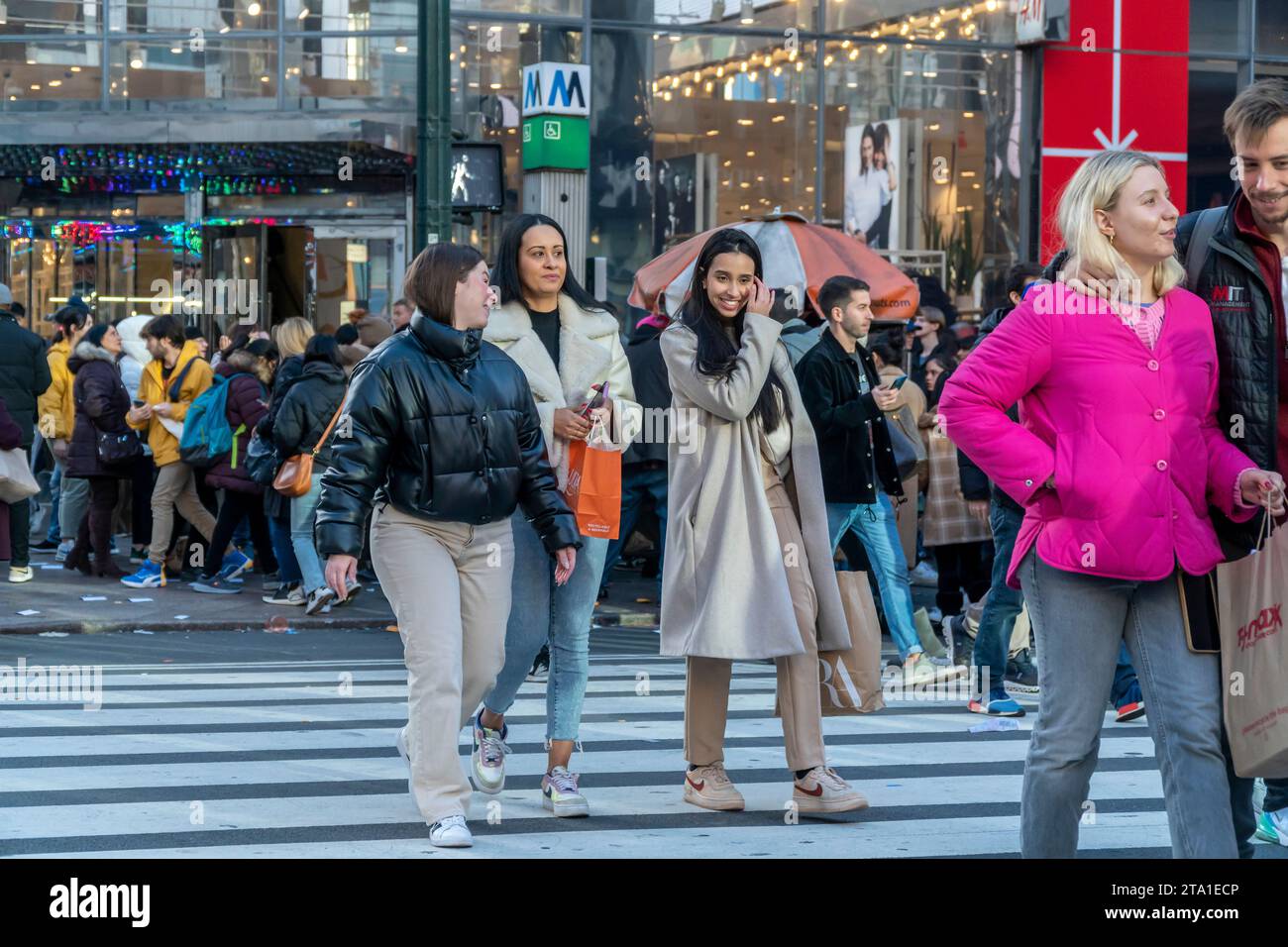 Hordes de clients à l'extérieur du magasin phare Macy's Herald Square à New York désireux de faire leurs achats le lendemain de Thanksgiving, le Black Friday, le 24 novembre 2023 la National Retail Federation prévoit que 182 millions de personnes feront leurs achats pendant le week-end du Black Friday, en personne et en ligne, culminant avec le Cyber Monday. (© Richard B. Levine) Banque D'Images