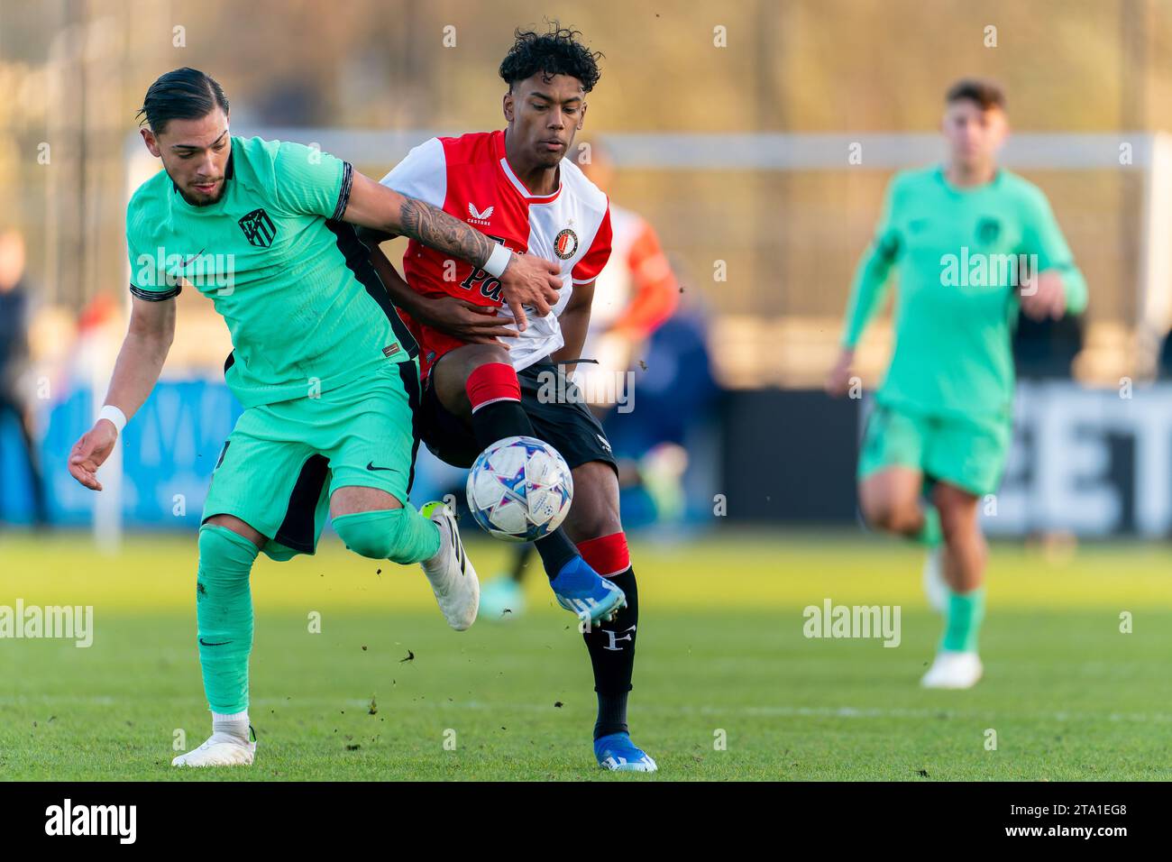 Rotterdam, pays-Bas. 28 novembre 2023. ROTTERDAM, PAYS-BAS - 28 NOVEMBRE : Felix Gimenez du Club Atletico de Madrid affronte Jaden Slory de Feyenoord lors du match Groupe E - UEFA Youth League 2023/24 entre Feyenoord et Atletico Madrid au Sportcomplex Varkenoord le 28 novembre 2023 à Rotterdam, pays-Bas. (Photo de Joris Verwijst/Orange Pictures) crédit : Orange pics BV/Alamy Live News Banque D'Images