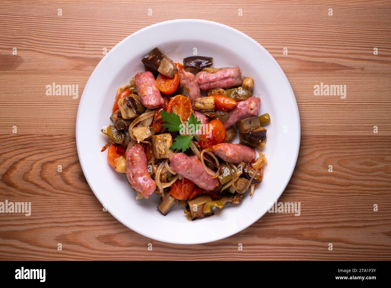 Saucisses de porc ibérique sautées avec des légumes. Tapa espagnol. Banque D'Images