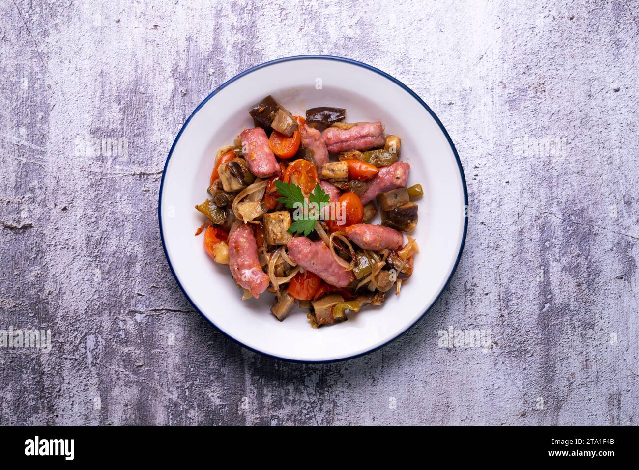 Saucisses de porc ibérique sautées avec des légumes. Tapa espagnol. Banque D'Images