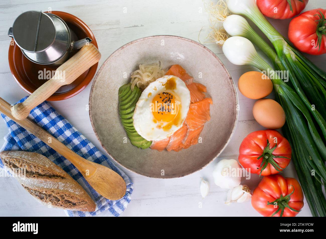 Donburi de saumon teriyaki avec œuf au plat, avocat, oignon, poivron rouge et autres légumes. Plat typiquement japonais. Banque D'Images