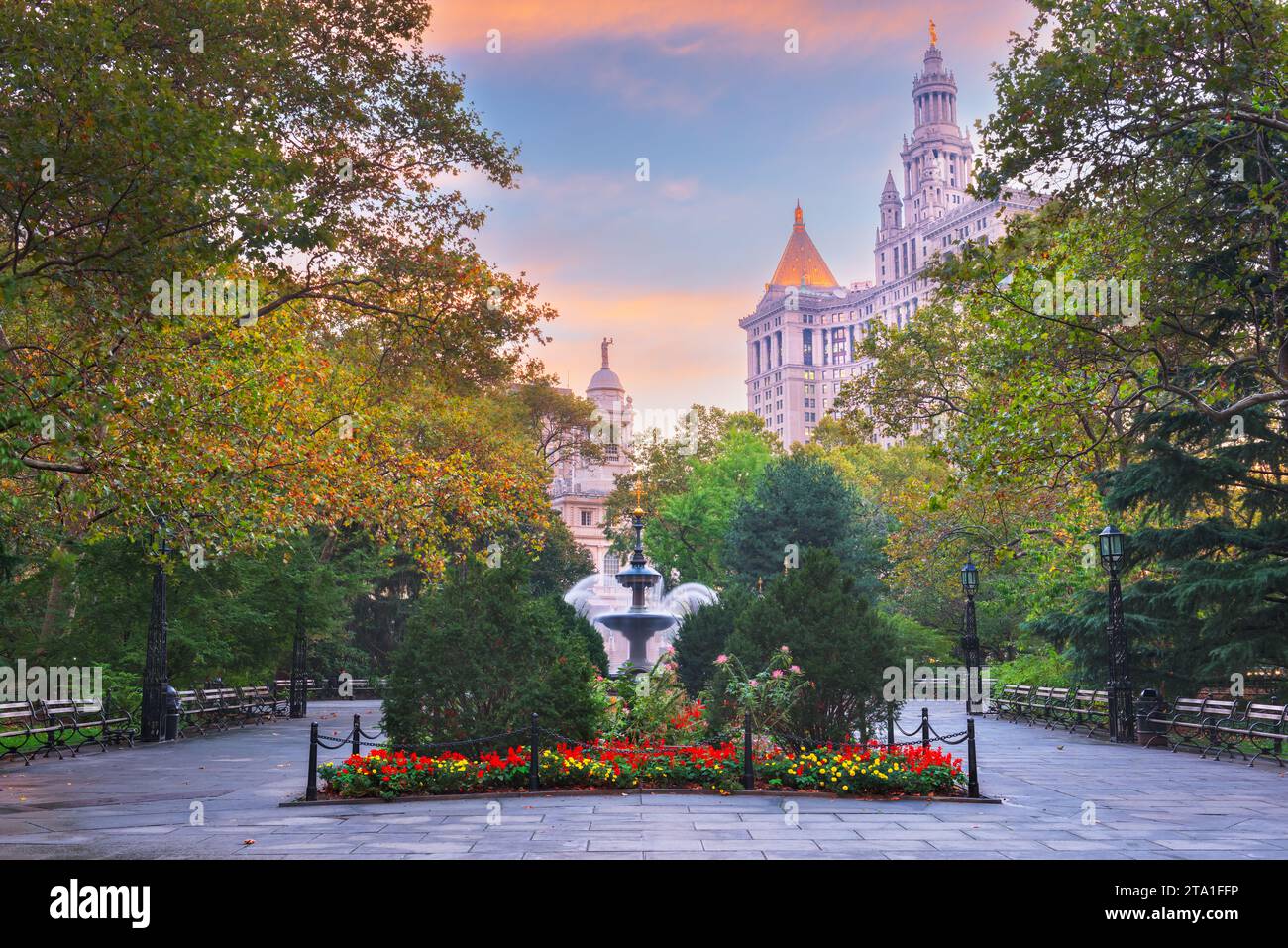 New York, États-Unis à la fontaine du parc de l'hôtel de ville le matin. Banque D'Images