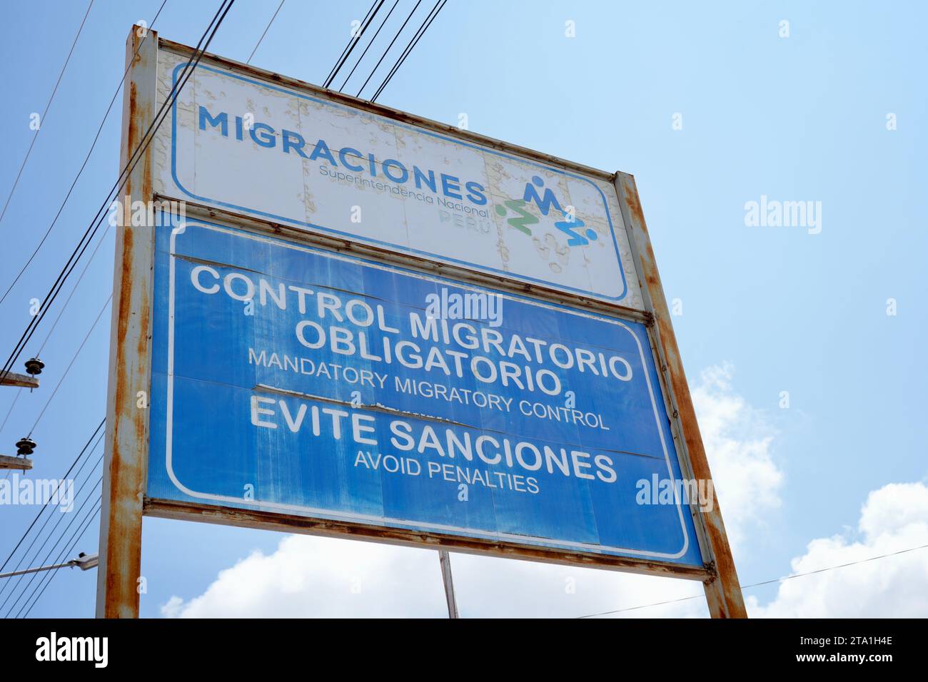 Panneau d'information à la frontière bolivienne avec des câbles électriques au-dessus. Khasani, Pérou. 9 octobre 2023. Banque D'Images