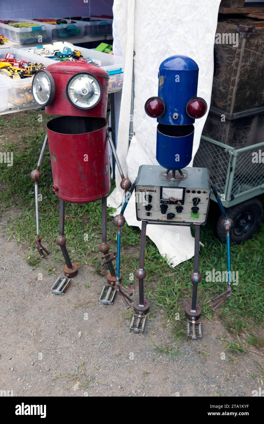 Gros plan de robots faits de ferraille et de vieux appareils électroniques, en vente Brimfield Flea Market, Hampden County, Massachusetts, Banque D'Images