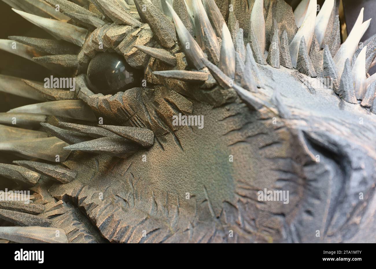 Figurine Dragon en métal avec œil noir gros plan Banque D'Images