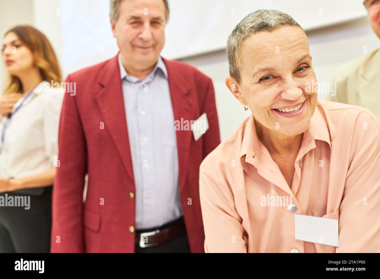 Portrait de conférencière souriante avec panel pendant la conférence au centre des congrès Banque D'Images