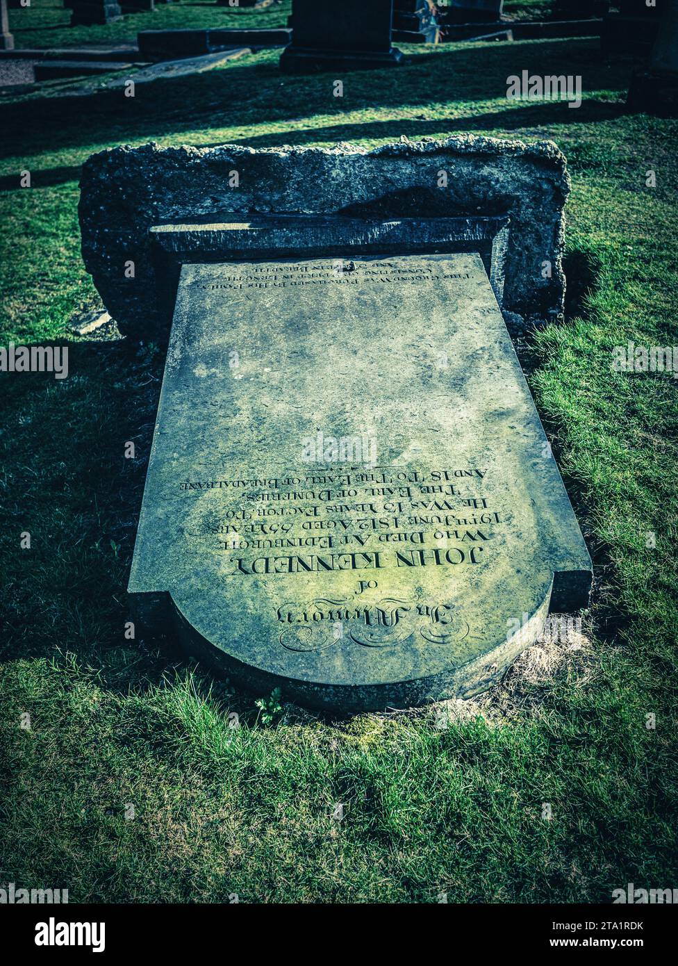 Fallen Gravestone avec des couleurs de style croisé étranges Banque D'Images