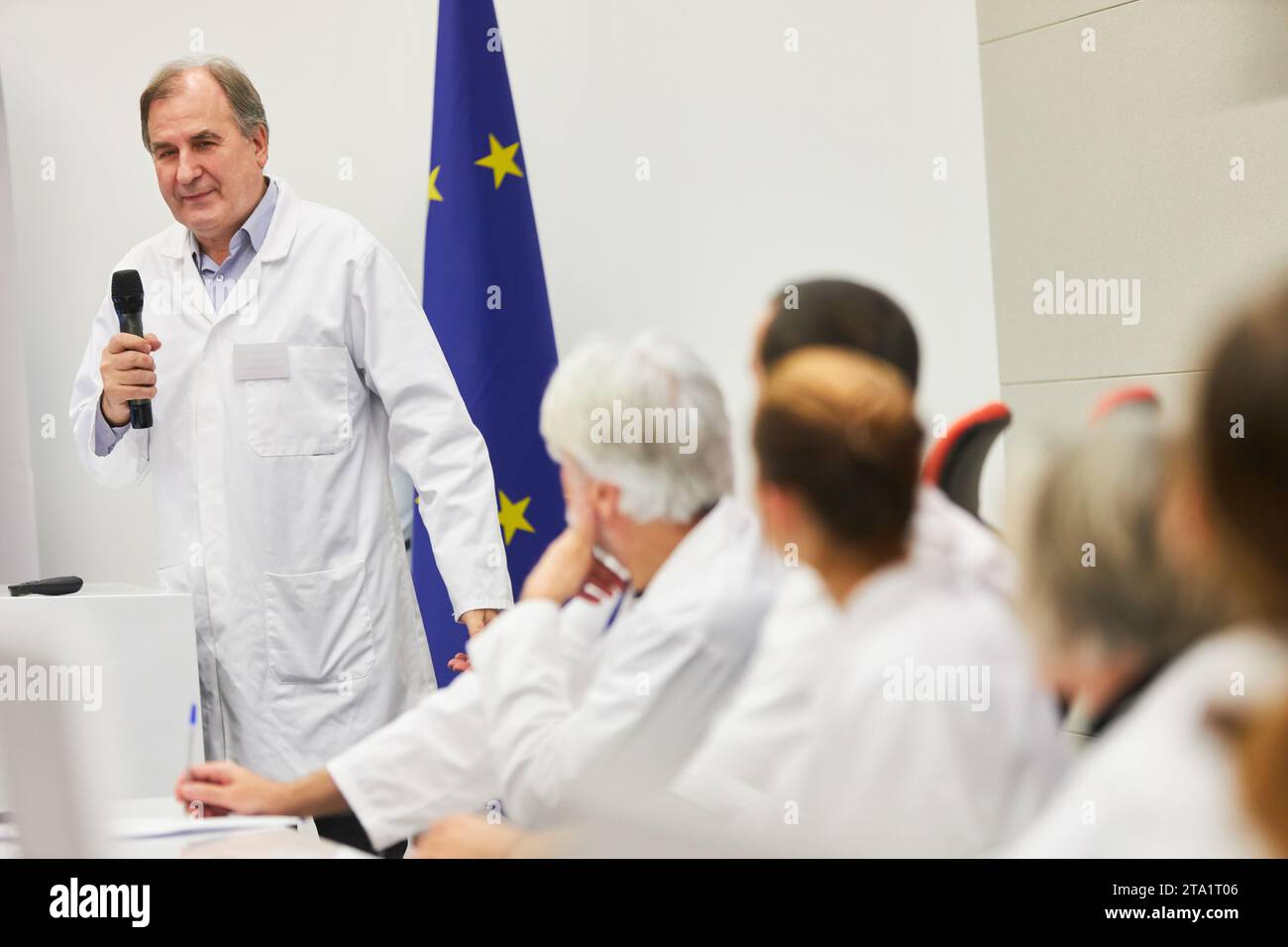 Présentateur discutant avec des médecins hommes et femmes pendant la conférence médicale à l'auditorium Banque D'Images