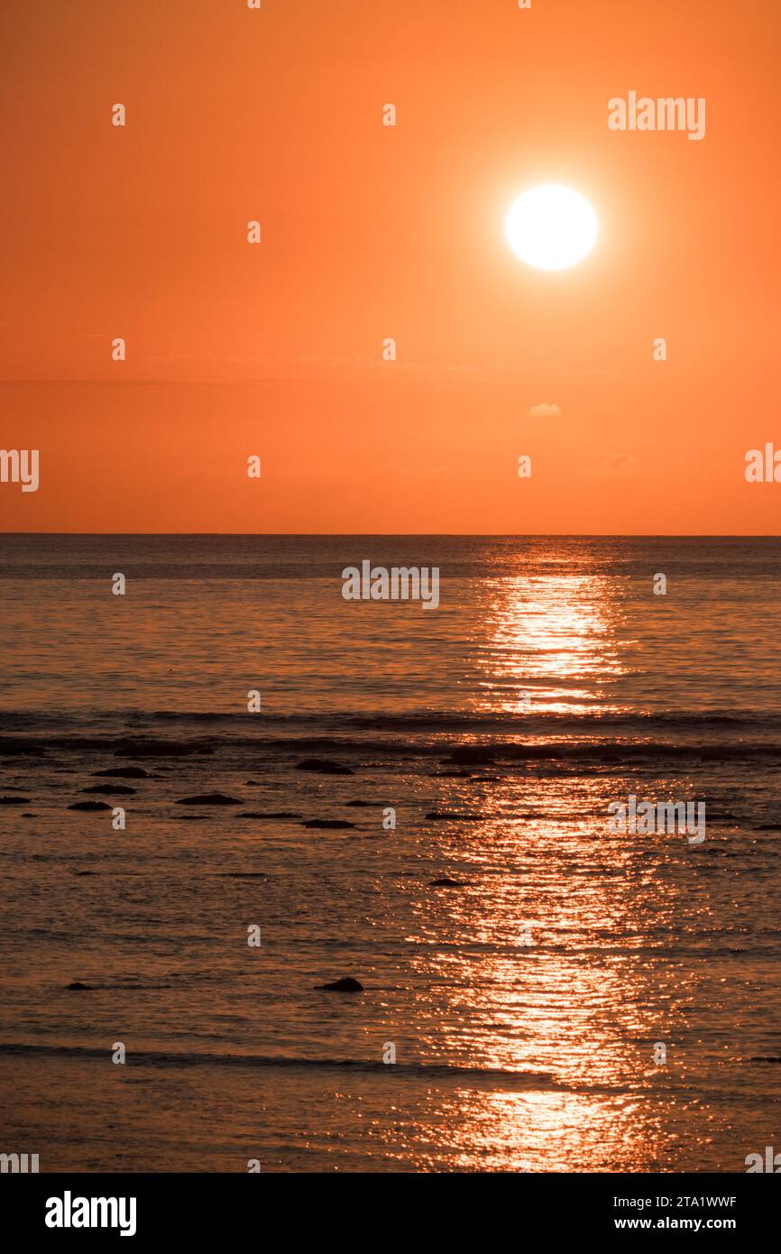 Coucher de soleil orange sur l'océan Indien, St-Leu, la Réunioin, France. Banque D'Images
