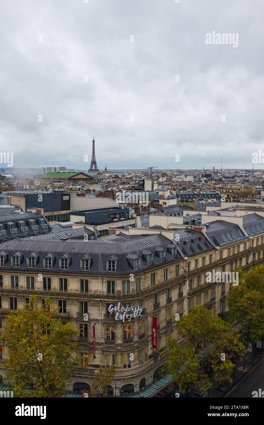 Paris, France, 2023. Panorama de Paris, avec un bâtiment des Galeries Lafayette au premier plan et la Tour Eiffel en arrière-plan (vertical) Banque D'Images