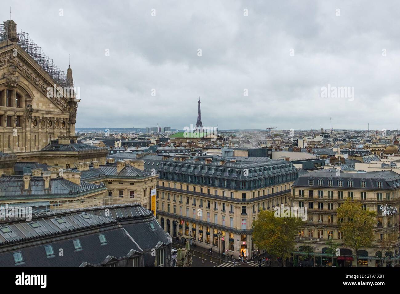 France, 2023. Panorama de l'architecture haussmannienne de Paris, avec l'Opéra Garnier en rénovation et la Tour Eiffel en arrière-plan Banque D'Images