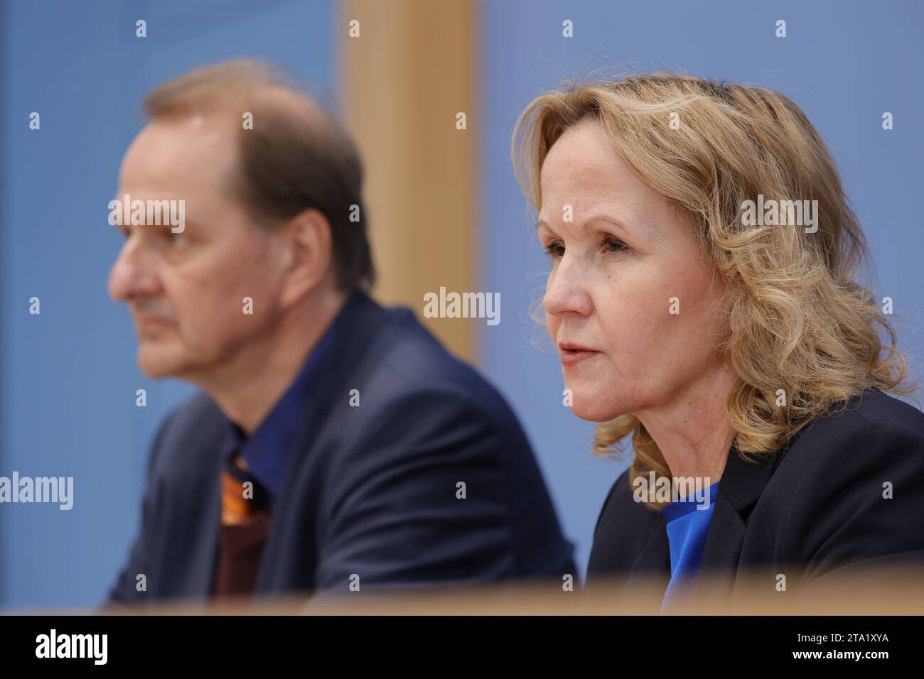 Dr. Dirk Messner, Präsident des Umweltbundesamtes UBA, Bundesministerin für Umwelt, Naturschutz, nukleare Sicherheit und Verbraucherschutz Steffi Lemke, Deutschland, Berlin, Bundespressekonferenz, Thema : Vorstellung des neuen Monitoringberichts zur Deutschen Klimaanpassungsstrategie, Ministre fédéral de l'environnement, Président de l'Agence fédérale de l'environnement, Dirk Messner, Ministre de l'UBA, Ministre de l'UBA sûreté nucléaire et protection des consommateurs Steffi Lemke, Allemagne, Berlin, Conférence de presse fédérale, Présentation du nouveau rapport de suivi sur le Stra allemand d'adaptation au climat Banque D'Images