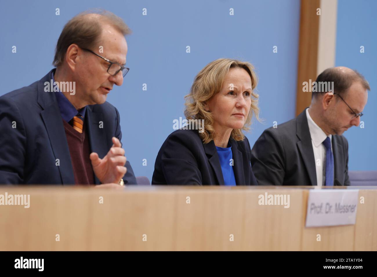 Dr. Dirk Messner, Präsident des Umweltbundesamtes UBA, Bundesministerin für Umwelt, Naturschutz, nukleare Sicherheit und Verbraucherschutz Steffi Lemke, Deutschland, Berlin, Bundespressekonferenz, Thema : Vorstellung des neuen Monitoringberichts zur Deutschen Klimaanpassungsstrategie, Ministre fédéral de l'environnement, Président de l'Agence fédérale de l'environnement, Dirk Messner, Ministre de l'UBA, Ministre de l'UBA sûreté nucléaire et protection des consommateurs Steffi Lemke, Allemagne, Berlin, Conférence de presse fédérale, Présentation du nouveau rapport de suivi sur le Stra allemand d'adaptation au climat Banque D'Images