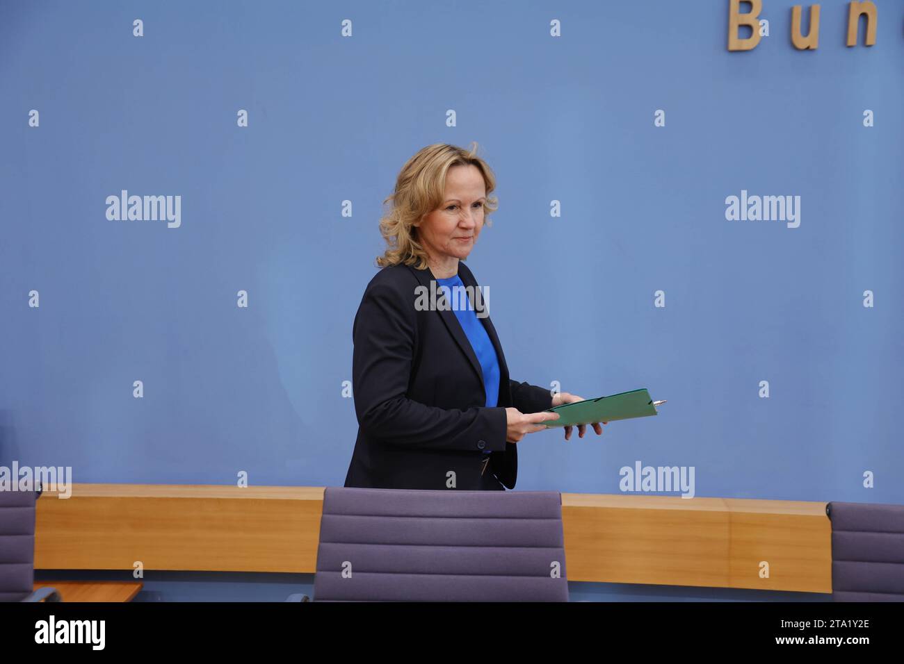 Bundesministerin für Umwelt, Naturschutz, nukleare Sicherheit und Verbraucherschutz Steffi Lemke, Deutschland, Berlin, Bundespressekonferenz, Thema: Vorstellung des neuen Monitoringberichts zur Deutschen Klimaanpassungsstrategie *** Ministre fédéral de l'Environnement, de la conservation de la nature, de la sûreté nucléaire et de la protection des consommateurs Steffi Lemke, Allemagne, Berlin, Conférence de presse fédérale, Présentation du nouveau rapport de suivi sur la Stratégie allemande d'adaptation au climat Banque D'Images