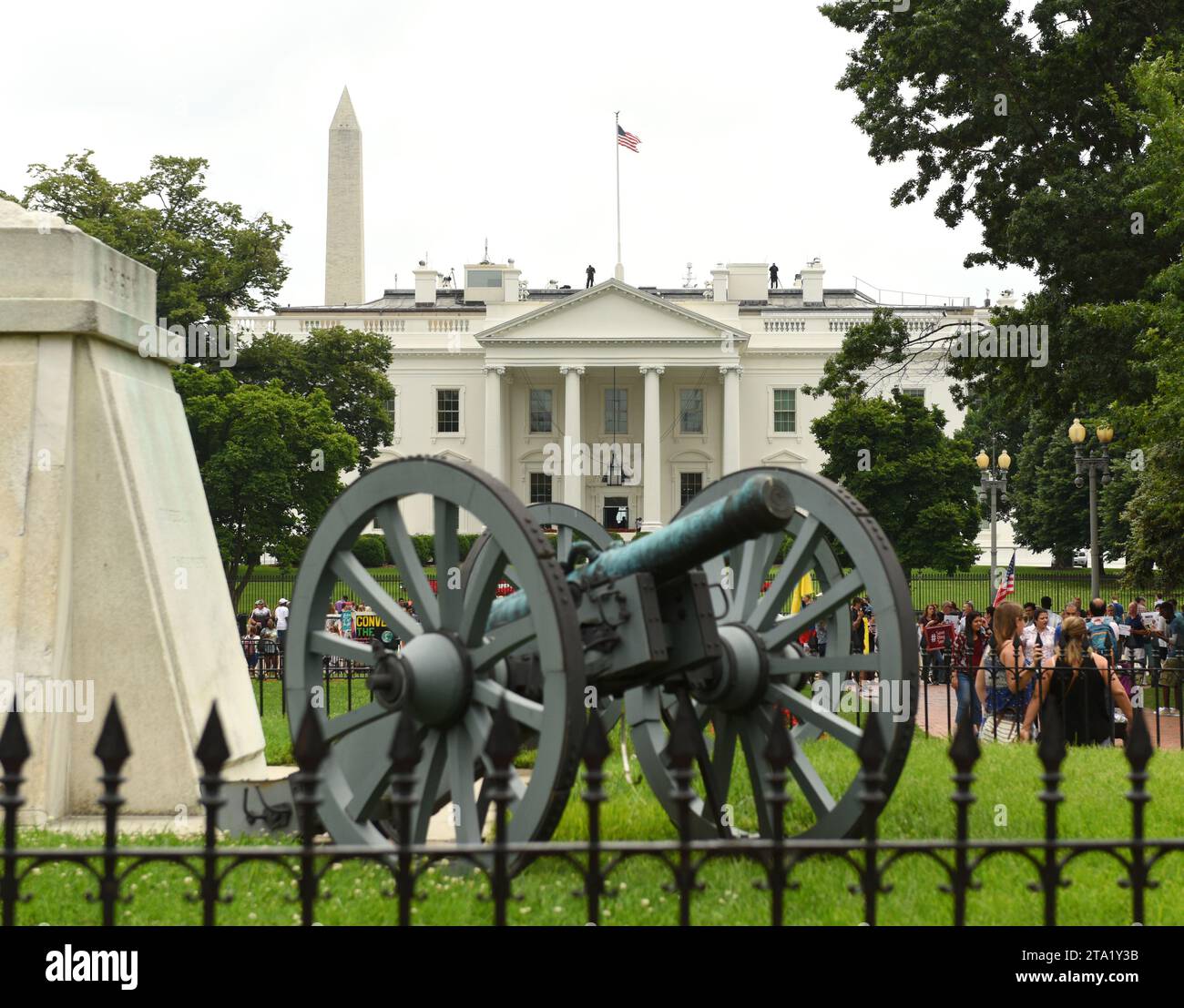 Washington, DC - 02 juin 2018 : Canon près de la statue d'Andrew Jackson à Lafayette Square et à la Maison Blanche. Banque D'Images