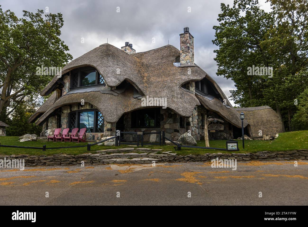 La particularité des maisons aux champignons de Charlevoix sont les rochers à partir desquels elles ont été construites individuellement par l'architecte Earl Young. Quartier historique local Earl Young, Charlevoix, États-Unis Banque D'Images