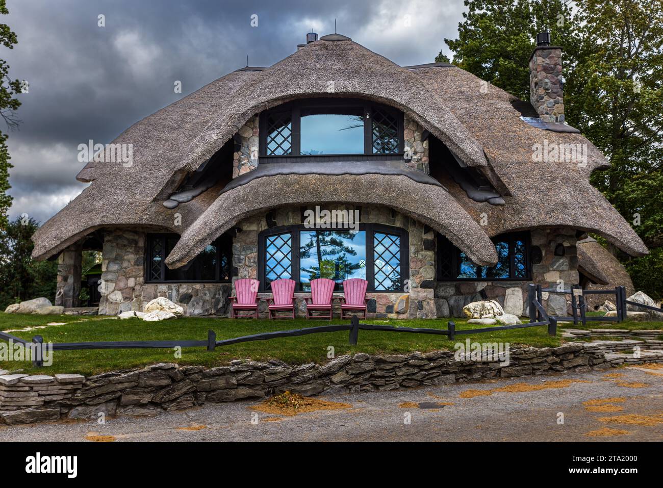 Maison en pierre de chaume par Earl A. Young dans Charlevoix. Les dessins de l'architecte autodidacte, qui n'a jamais travaillé comme architecte agréé, ressemblaient souvent à des maisons de montagne suisses, mais avaient également des éléments orientaux et gothiques. La particularité des maisons de champignons de Charlevoix sont les rochers à partir desquels elles ont été construites individuellement par l'architecte Earl Young. District historique local Earl Young, Charlevoix, États-Unis Banque D'Images