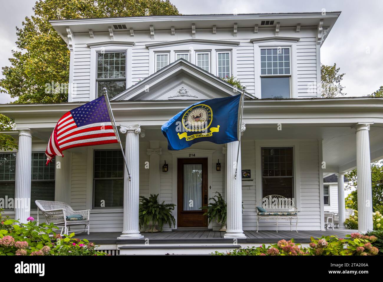 Maison en bois avec des étoiles et des rayures et le drapeau de la marine des États-Unis dans le quartier historique local Earl Young, Charlevoix, États-Unis Banque D'Images