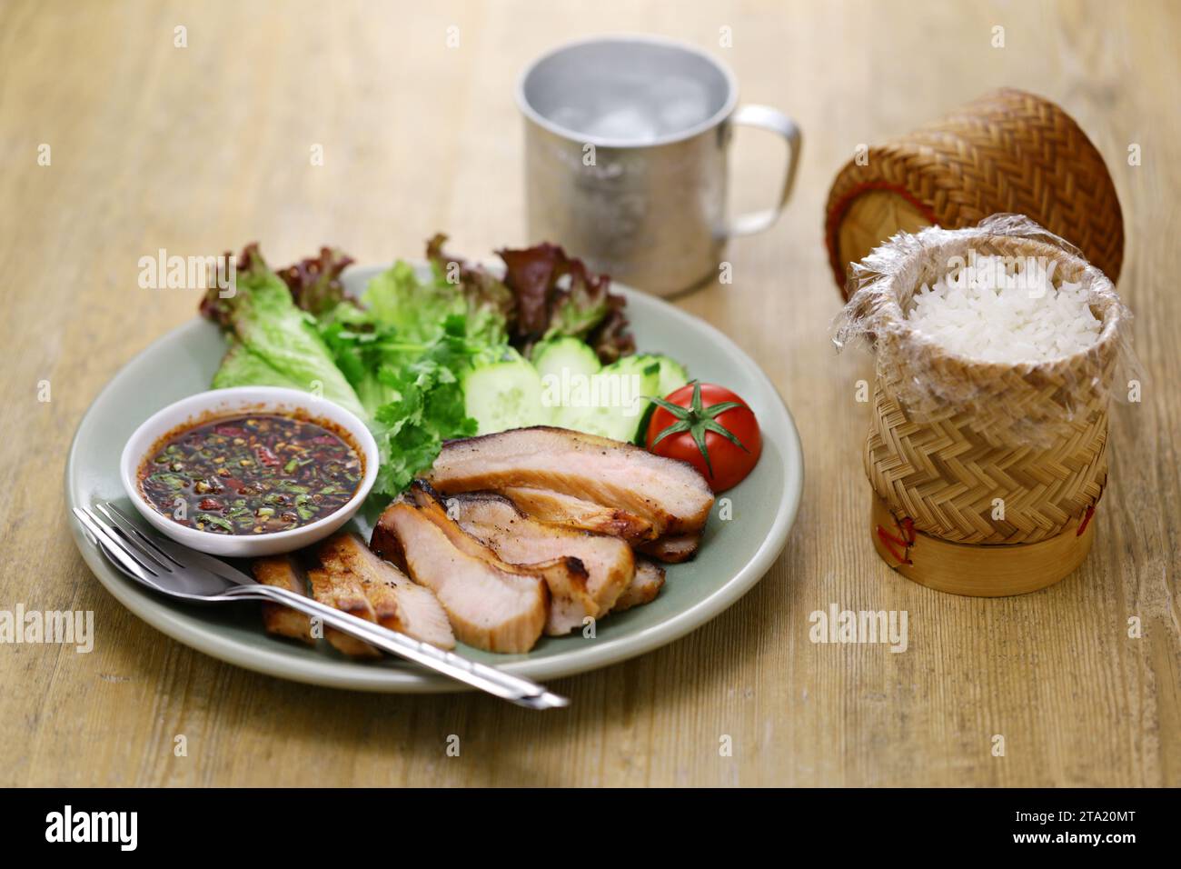 Kor Moo Yang (viande de jous de porc grillée au charbon de bois), cuisine thaïlandaise ISAN Banque D'Images