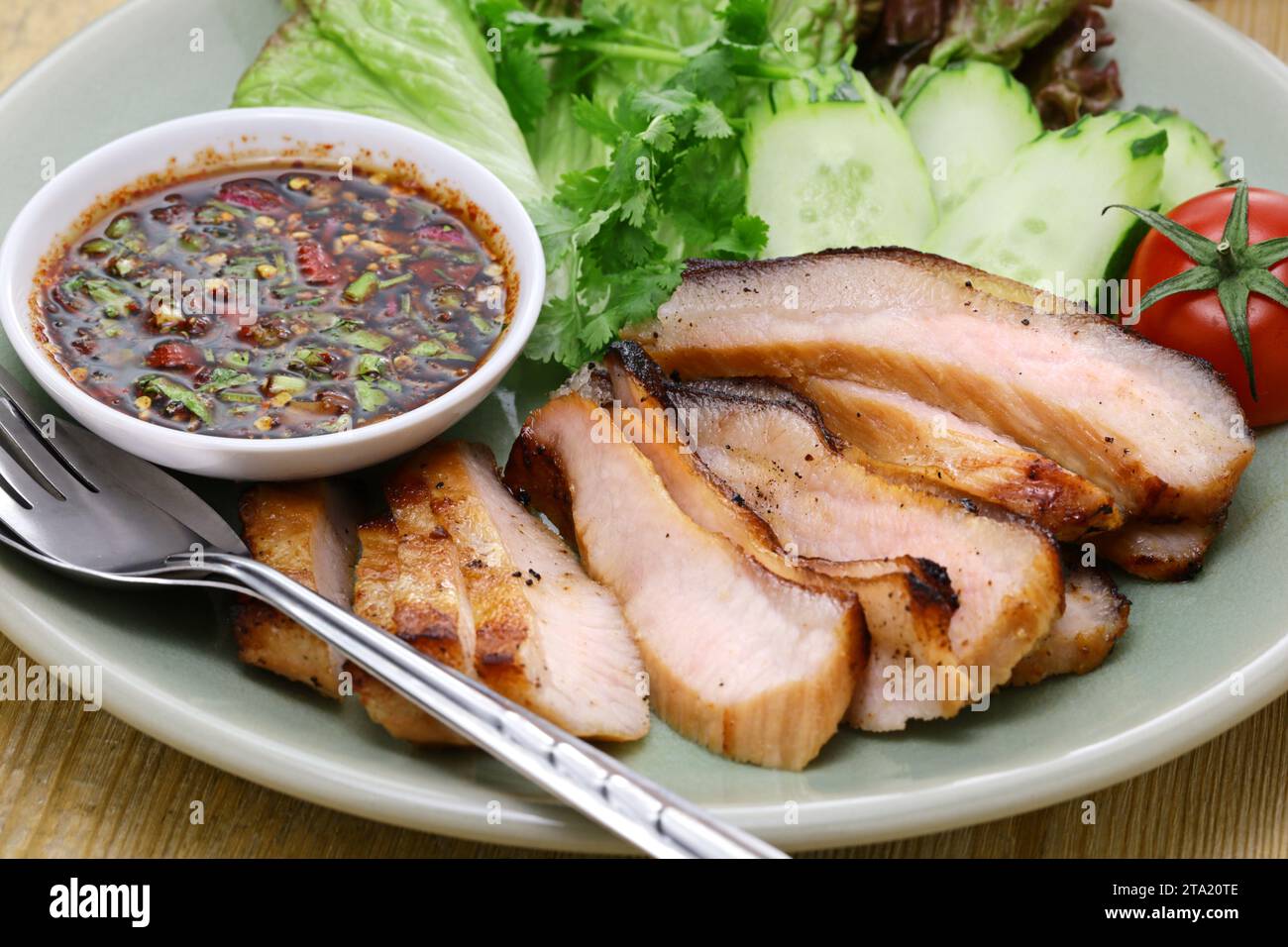 Kor Moo Yang (viande de jous de porc grillée au charbon de bois), cuisine thaïlandaise ISAN Banque D'Images