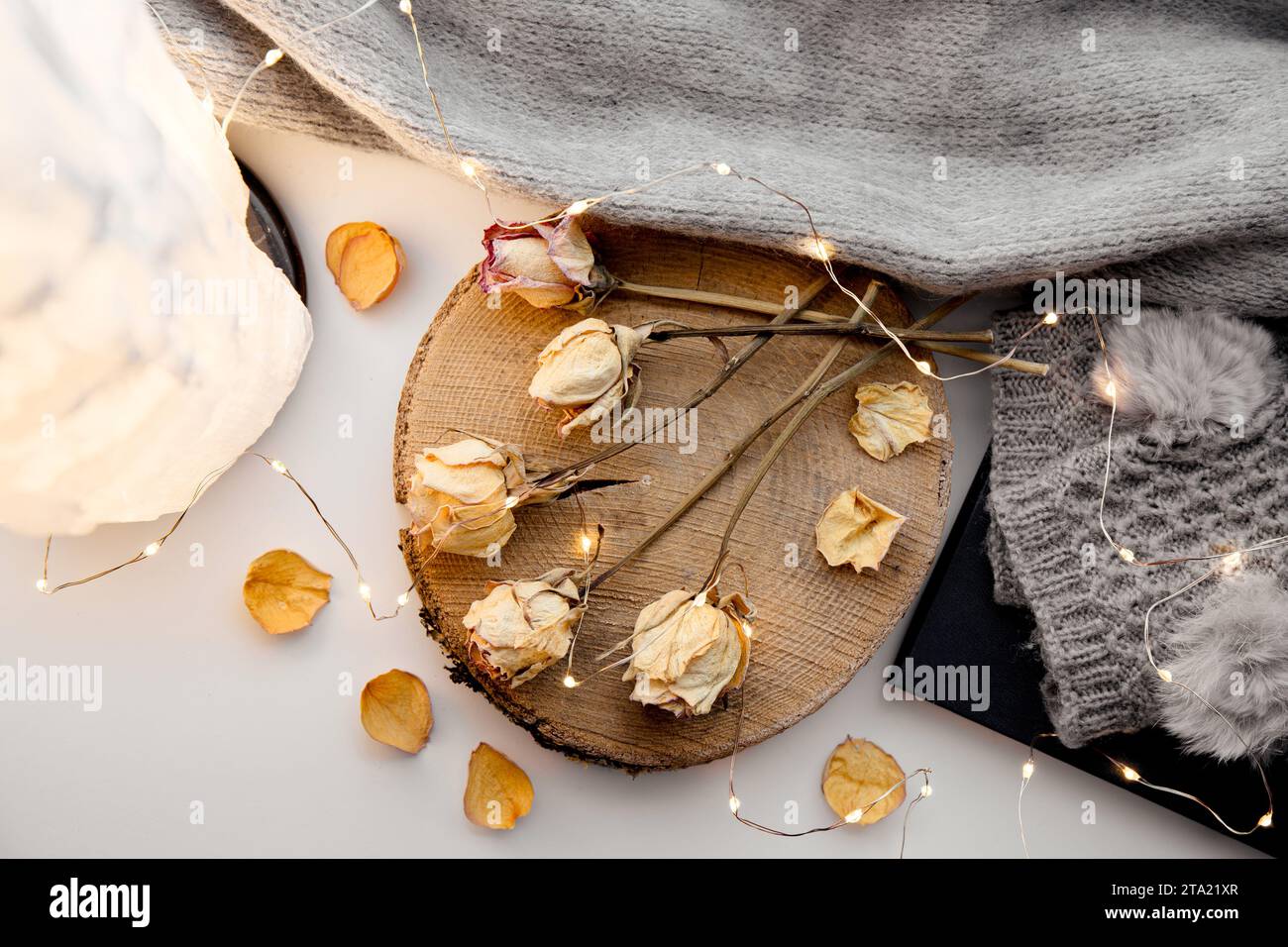 Utiliser des fleurs mortes dans la décoration intérieure est mauvais Feng Shui. Roses séchées sur disque de bois dans la chambre à la maison. Banque D'Images