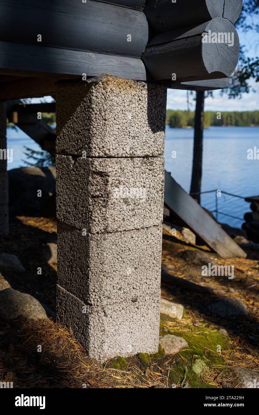 Fondation de jetée en blocs de béton sous un hangar dans la nature, Finlande. Banque D'Images