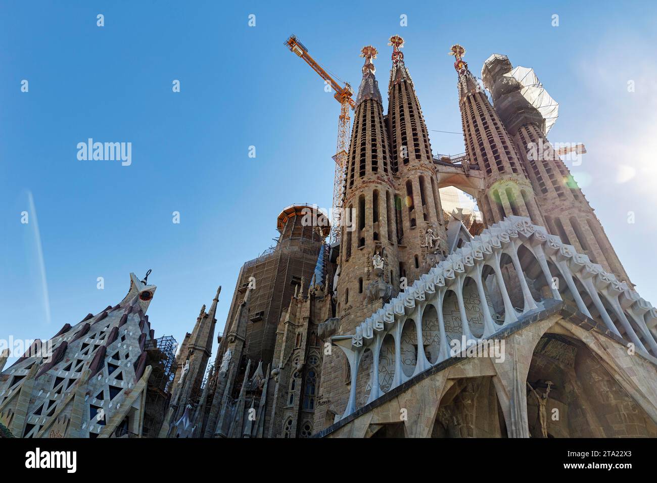 Sagrada Familia, grues de construction, chantier en août 2016, architecte Antoni Gaudi, rétro-éclairage, Barcelone, Espagne Banque D'Images