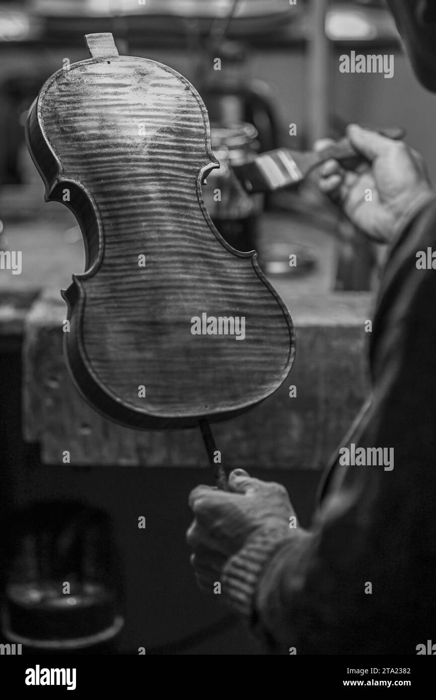 Expert senior violon fabricant luthier vernis avec pinceau classique peinture violon main recette d'ingrédient naturel à Crémone Italie maison du meilleur artisan Banque D'Images