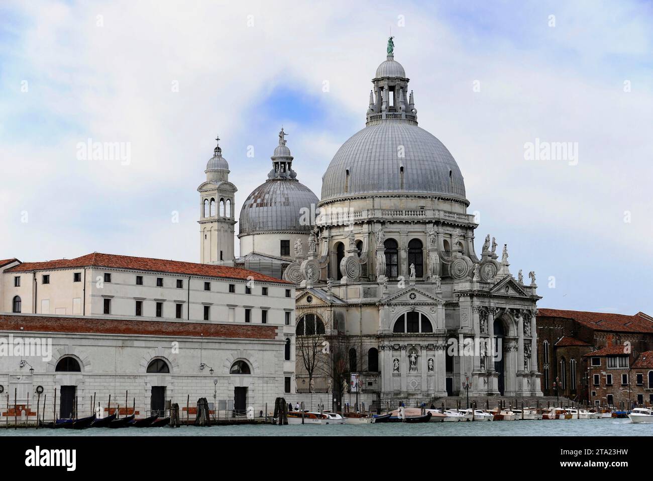 Basilique Santa Maria della Salute, construite au 17e siècle, Grand Canal, Venise, Vénétie, Italie Banque D'Images
