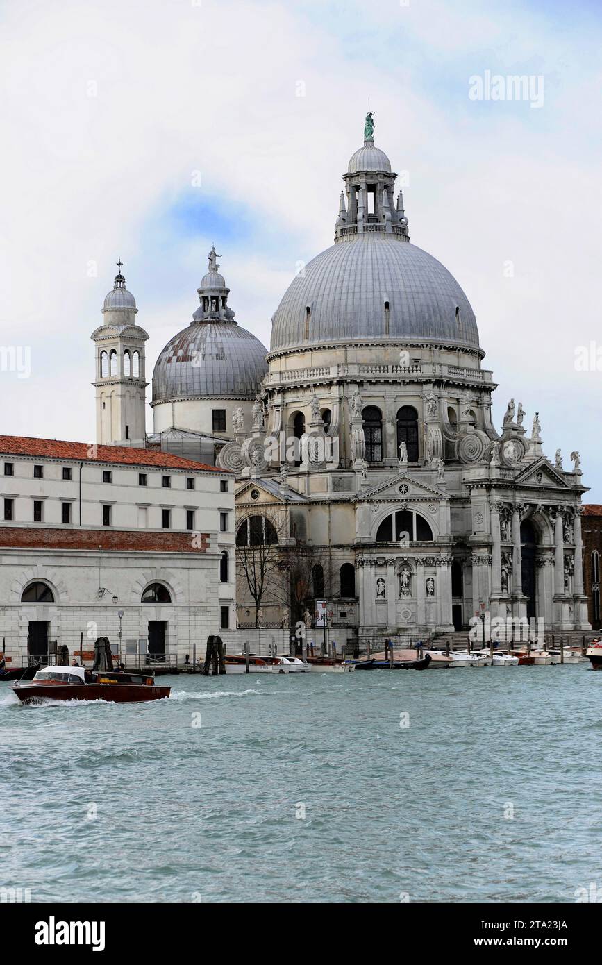 Basilique Santa Maria della Salute, construite au 17e siècle, Grand Canal, Venise, Vénétie, Italie Banque D'Images