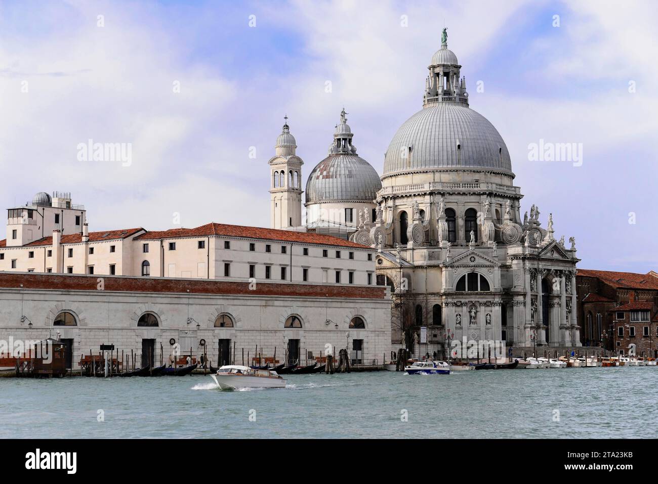 Basilique Santa Maria della Salute, construite au 17e siècle, Grand Canal, Venise, Vénétie, Italie Banque D'Images