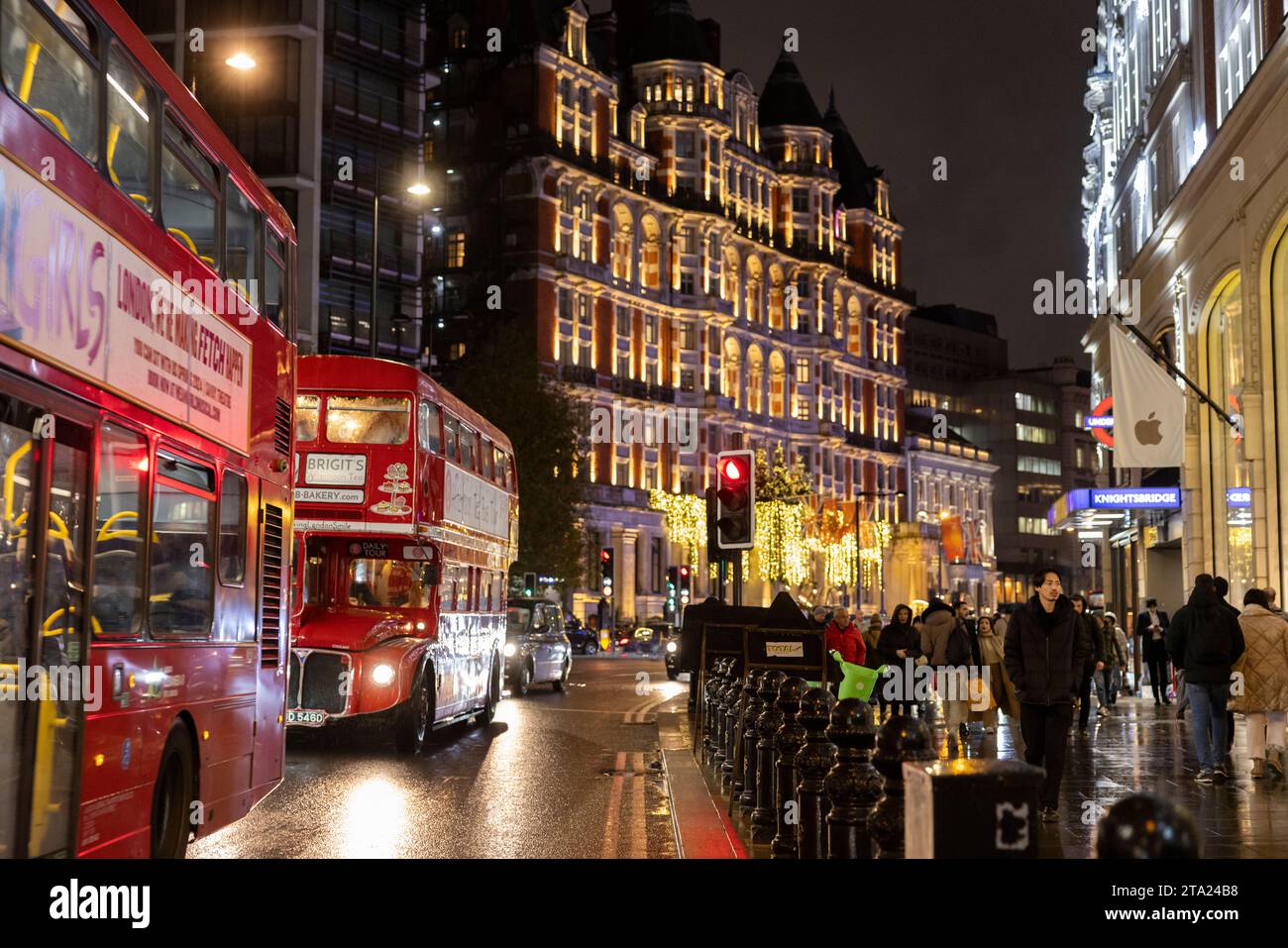 Knightsbridge l'un des quartiers les plus luxueux de Londres par une soirée humide aux heures de pointe, le West End de Londres, Angleterre, Royaume-Uni Banque D'Images