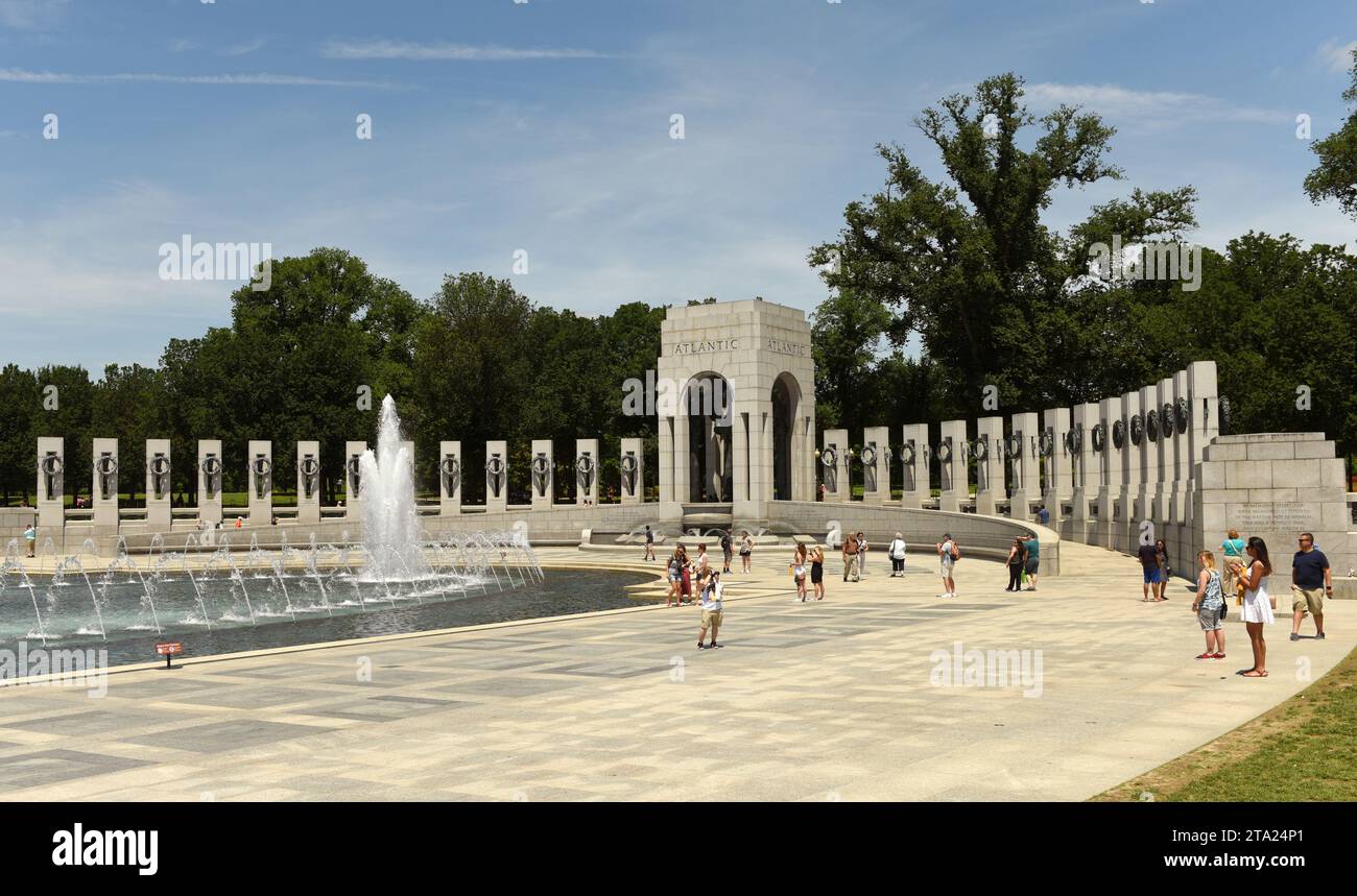 Washington, DC - 01 juin 2018 : visiteurs le mémorial de la Seconde Guerre mondiale à Washington. Banque D'Images
