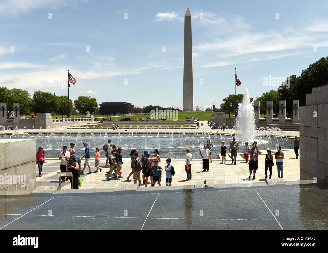 Washington, DC - 01 juin 2018 : visiteurs le mémorial de la Seconde Guerre mondiale à Washington. Banque D'Images